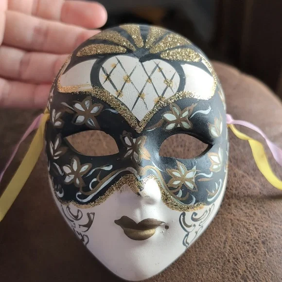Small Ceramic Mask - Picture 2 of 3
